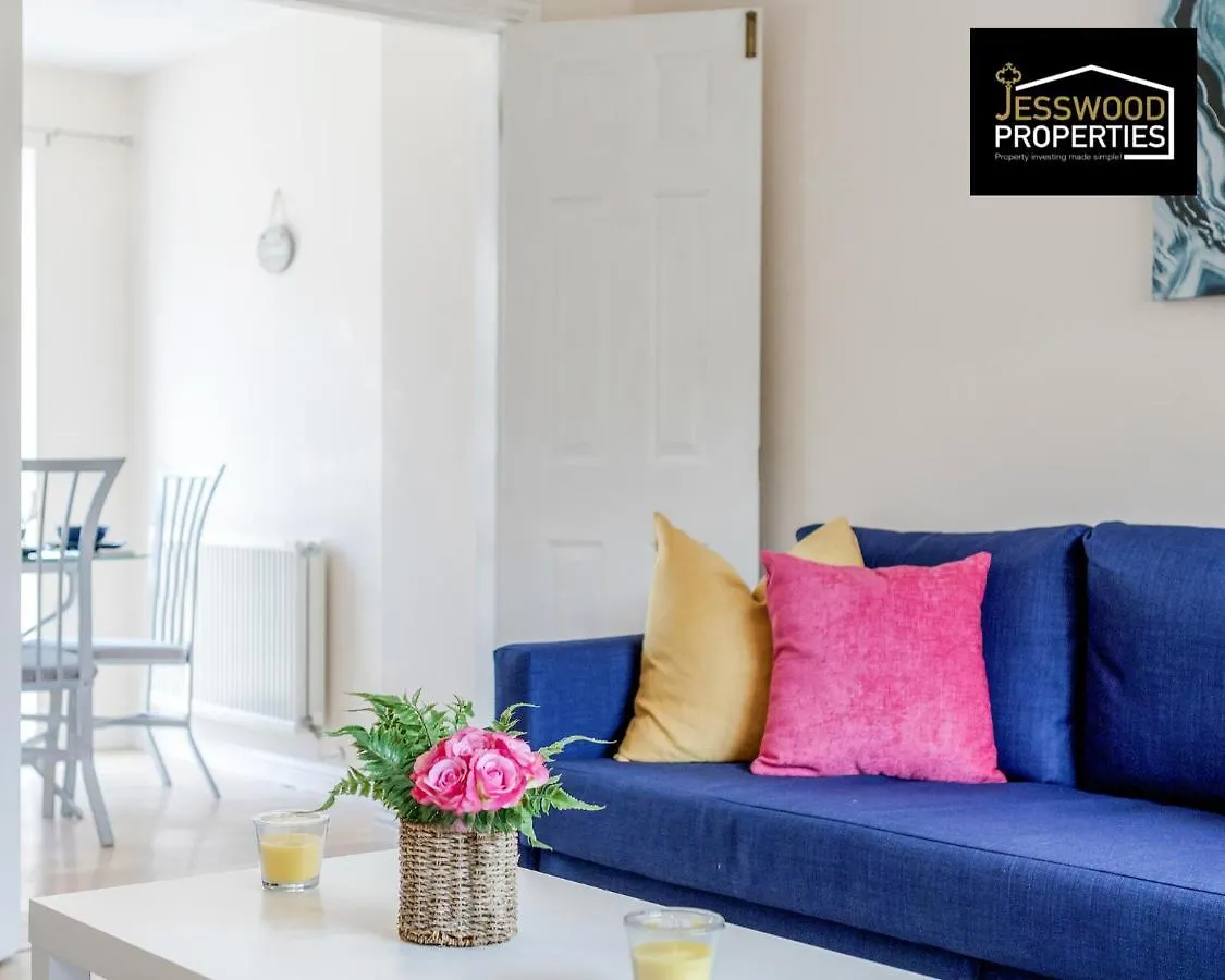 Jesswood Properties: Spacious 3BR Near Luton Airport with Free Parking Apartment Luton (Bedfordshire)