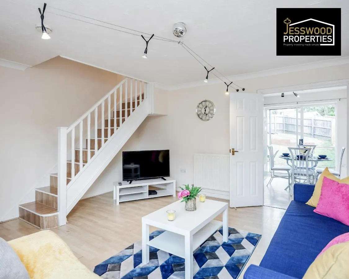 Jesswood Properties: Spacious 3BR Near Luton Airport with Free Parking Apartment