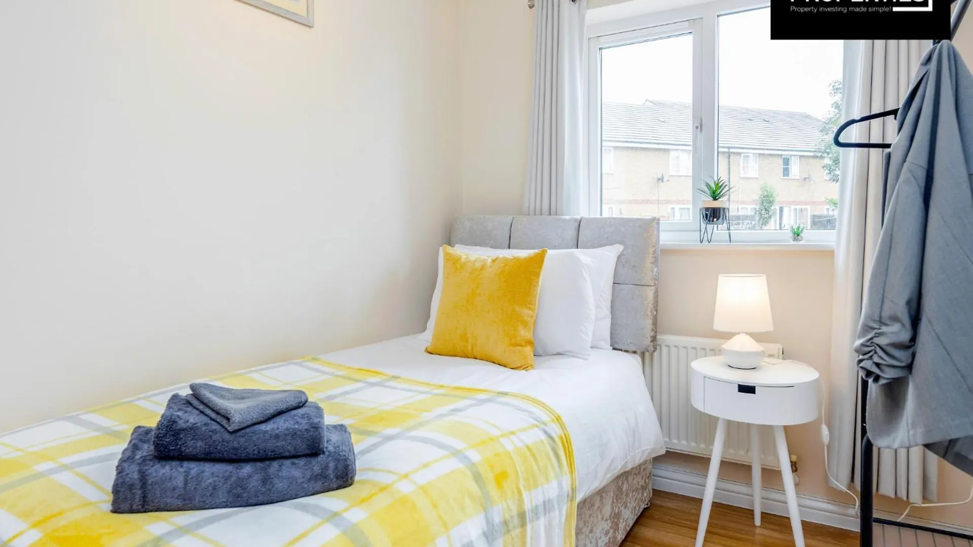 Jesswood Properties: Spacious 3BR Near Luton Airport with Free Parking Apartment
